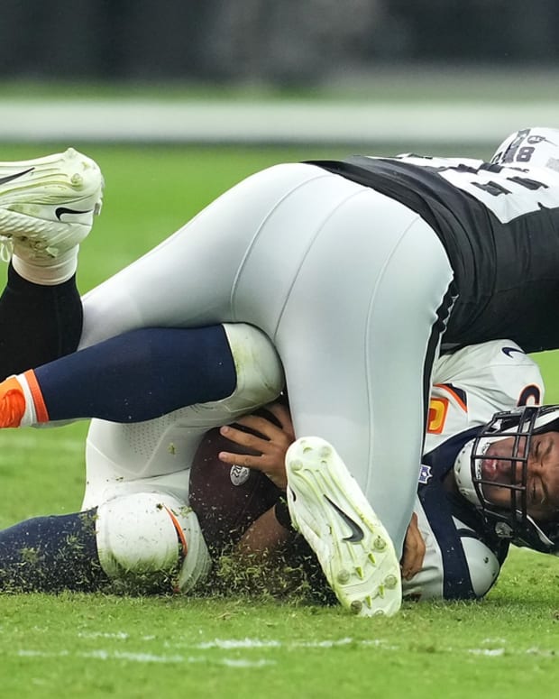 Maxx Crosby sacks Russell Wilson